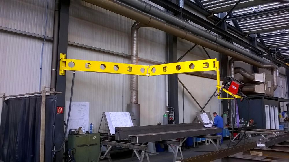 Schwenkarm für Schweißgerät.